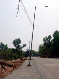 Poles in roadway raise safety risks on Curchorem“Sanguem stretch