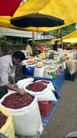 Locals throng Valpoi weekly market for monsoon prep