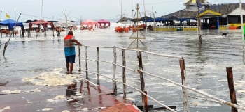 Sea water inundates shacks at Majorda