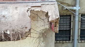 Portion of rear slab of Quepem dy collectorate building collapses
