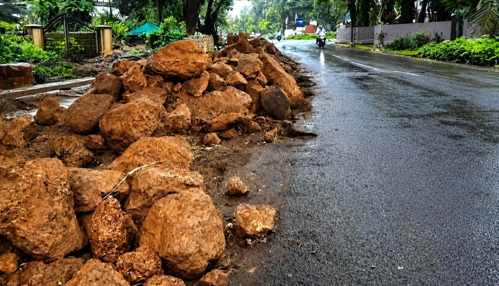 Curchorem locals unhappy over heap of stones left by roadside