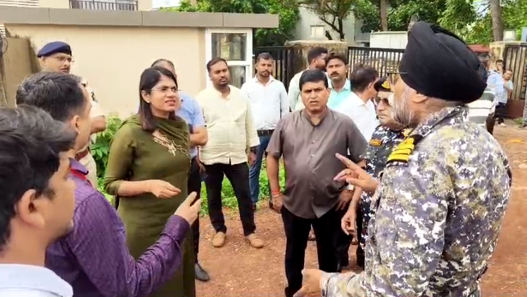 Vasco MLA, collector inspect naval lands
