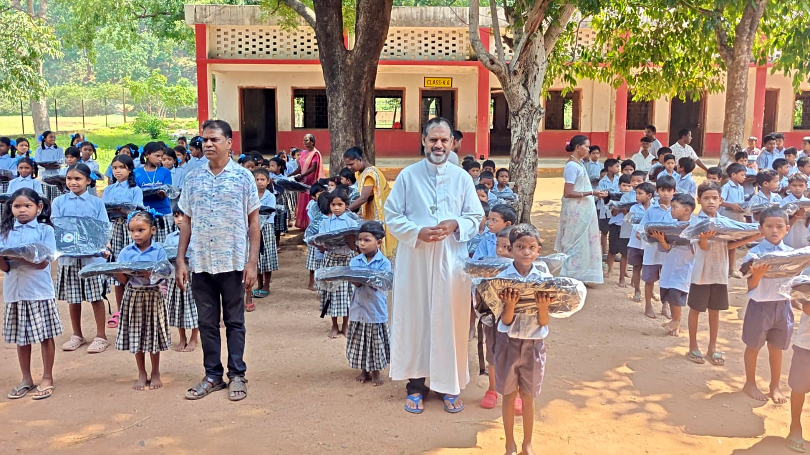 Goan priest gifts 500 school bags to 2 villages in Daltonganj Diocese