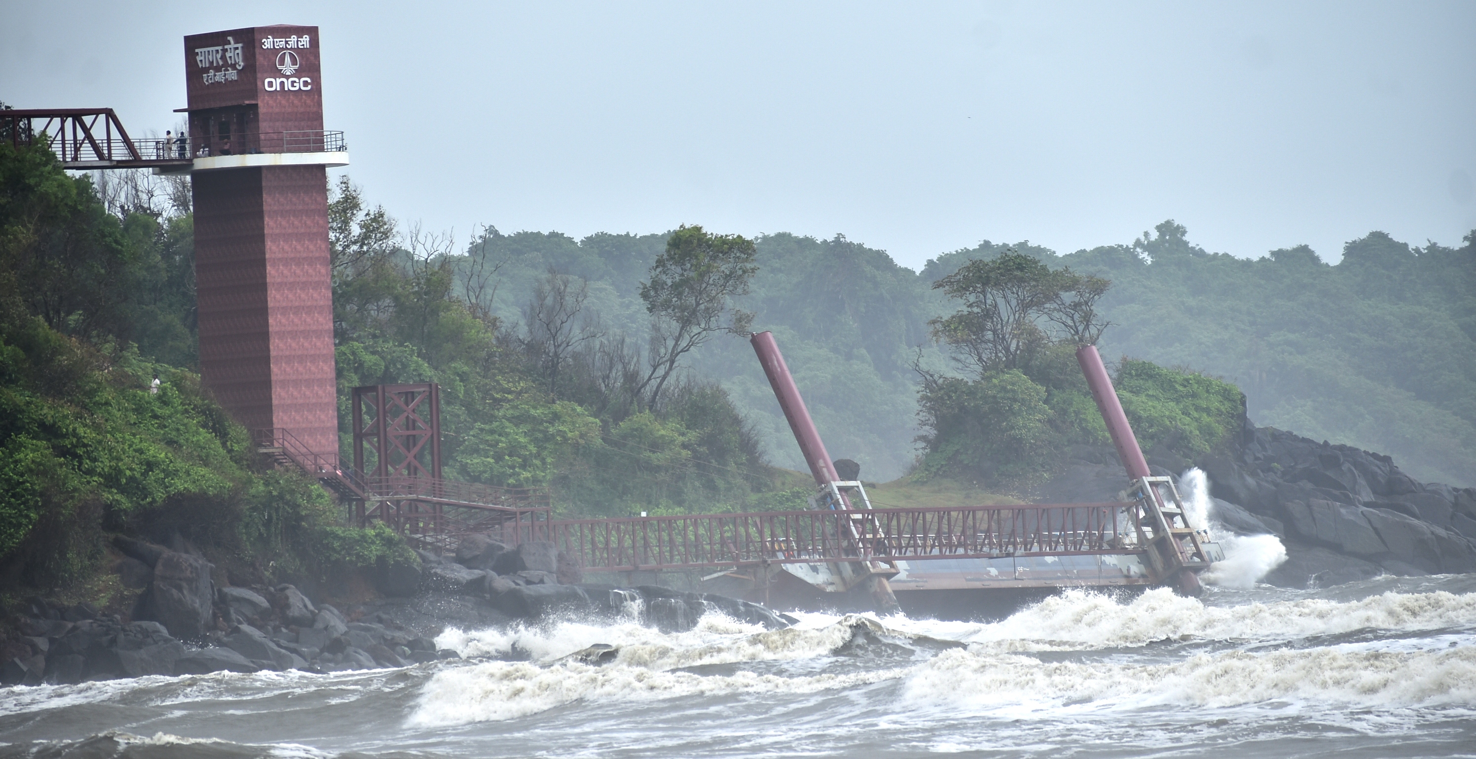 Betul ONGC jetty gives way