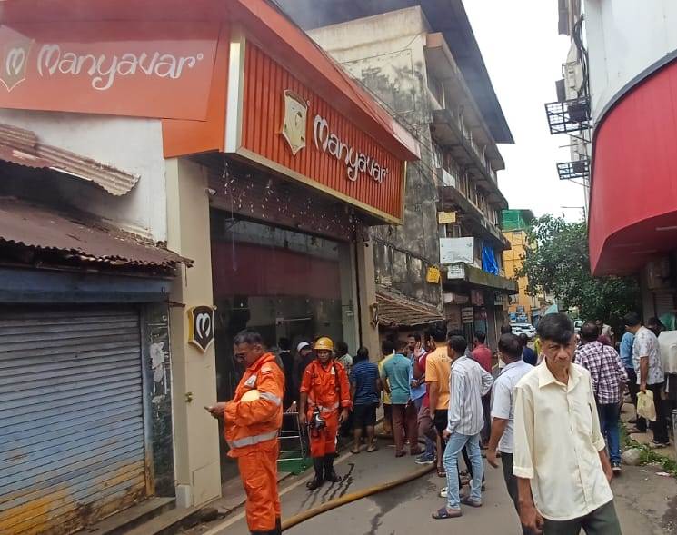Fire hits garment shop  in New Market area