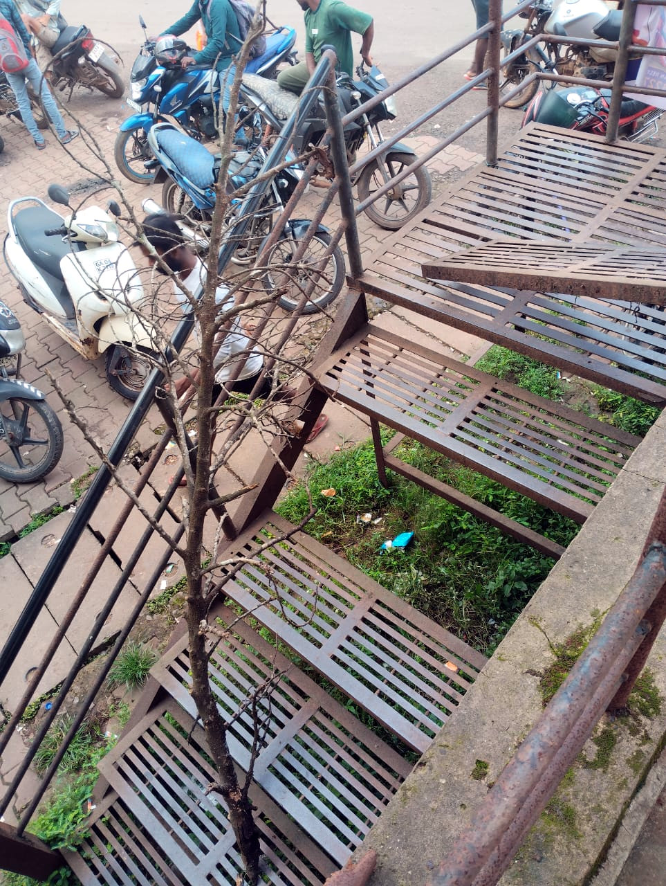 Broken staircase threatens safety at Valpoi market
