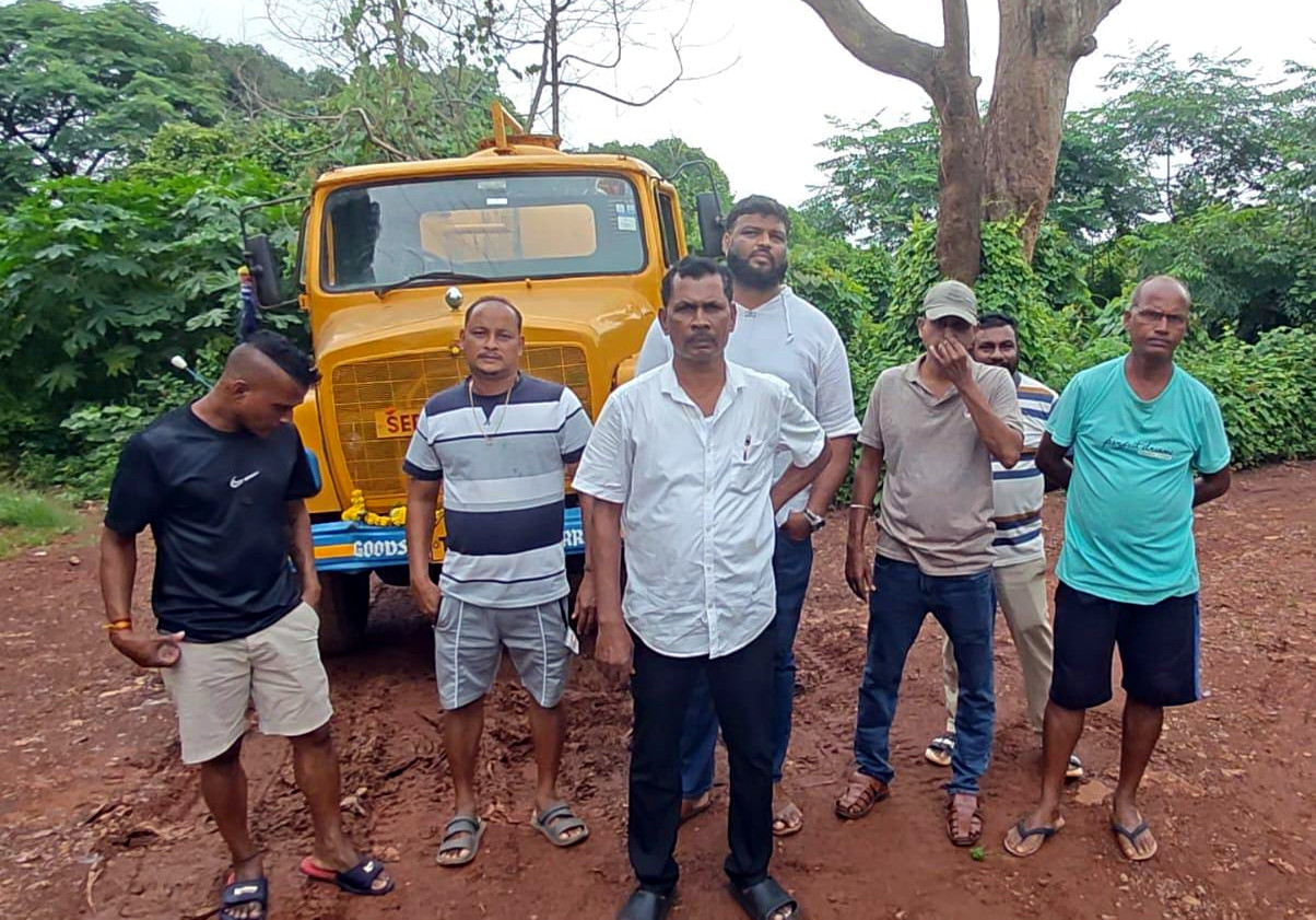 Sewage tanker caught dumping waste on open land in Cortalim