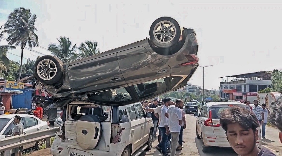 Car flips onto another in dramatic   four-vehicle crash at Bambolim