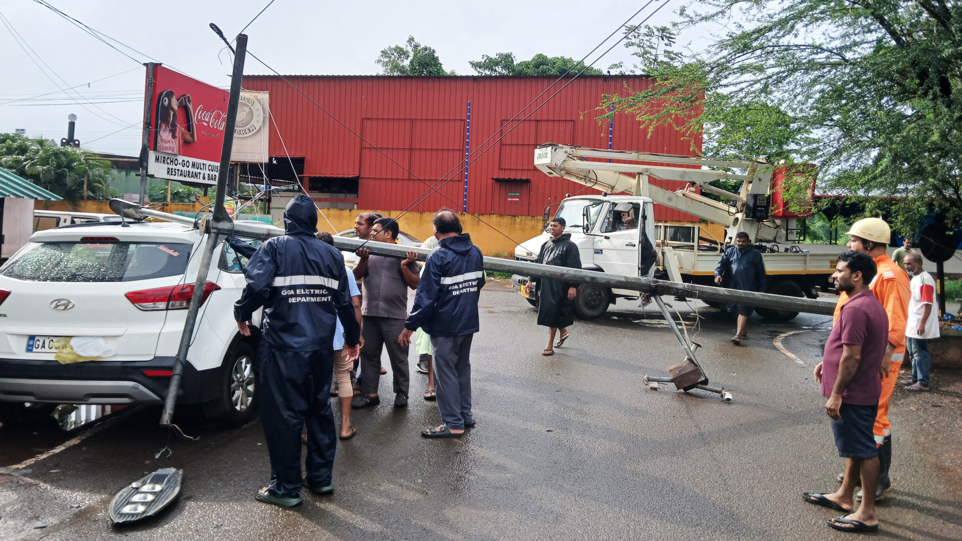 Corroded lamp pole falls on parked car at SGPDA...