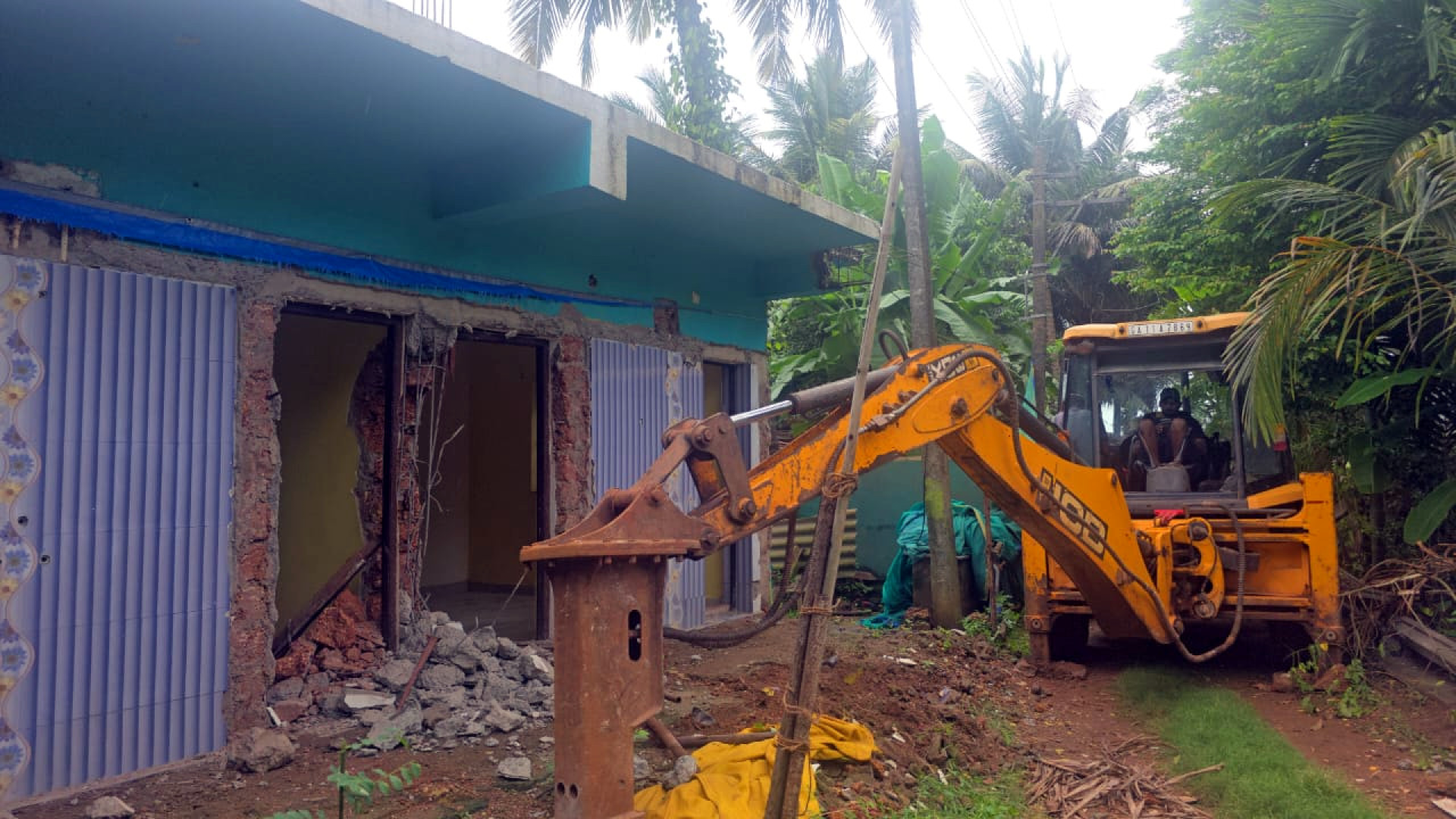 House owner makes 2 suicide bids amid demolitio...