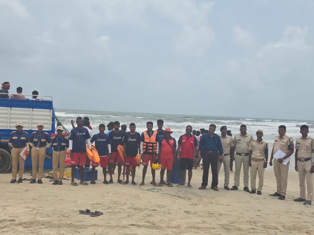 Drishti Marine lifesavers rescue 24 fishermen after two canoes capsize off South Goa coast