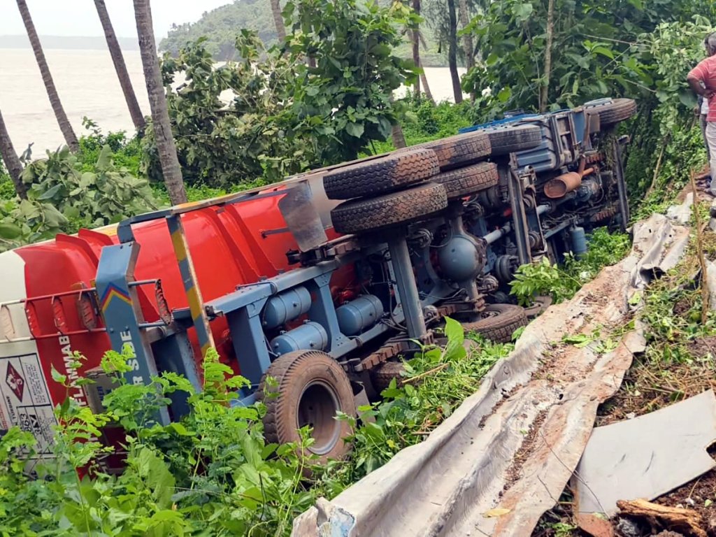 Tanker with aviation fuel overturns near Cortalim, major disaster averted