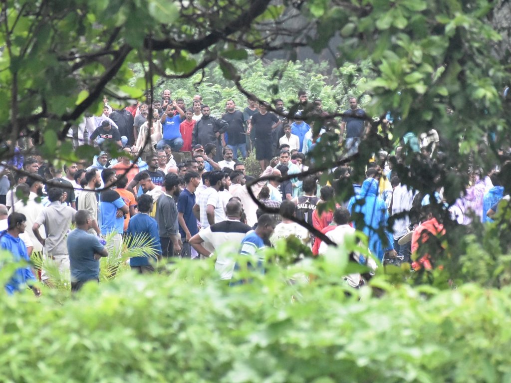 Dhirios draw crowds, invite police action