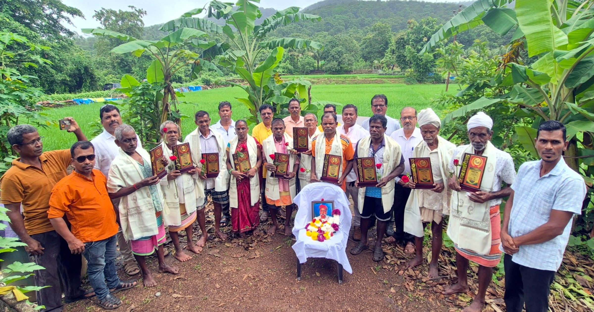 Journos felicitate ten Canacona farmers in field on Patrakar Din