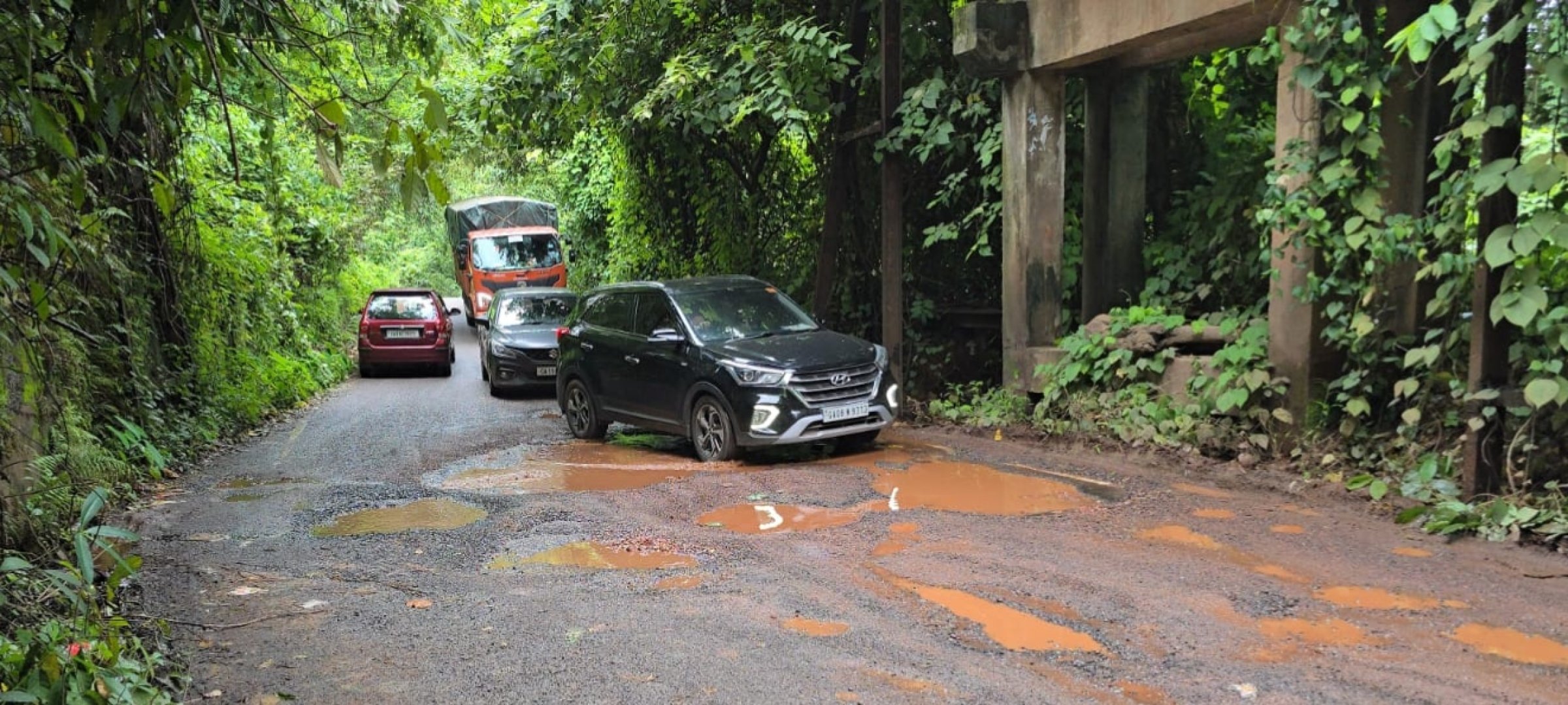 Colvale-Tivim road repairs fail as canal leak c...