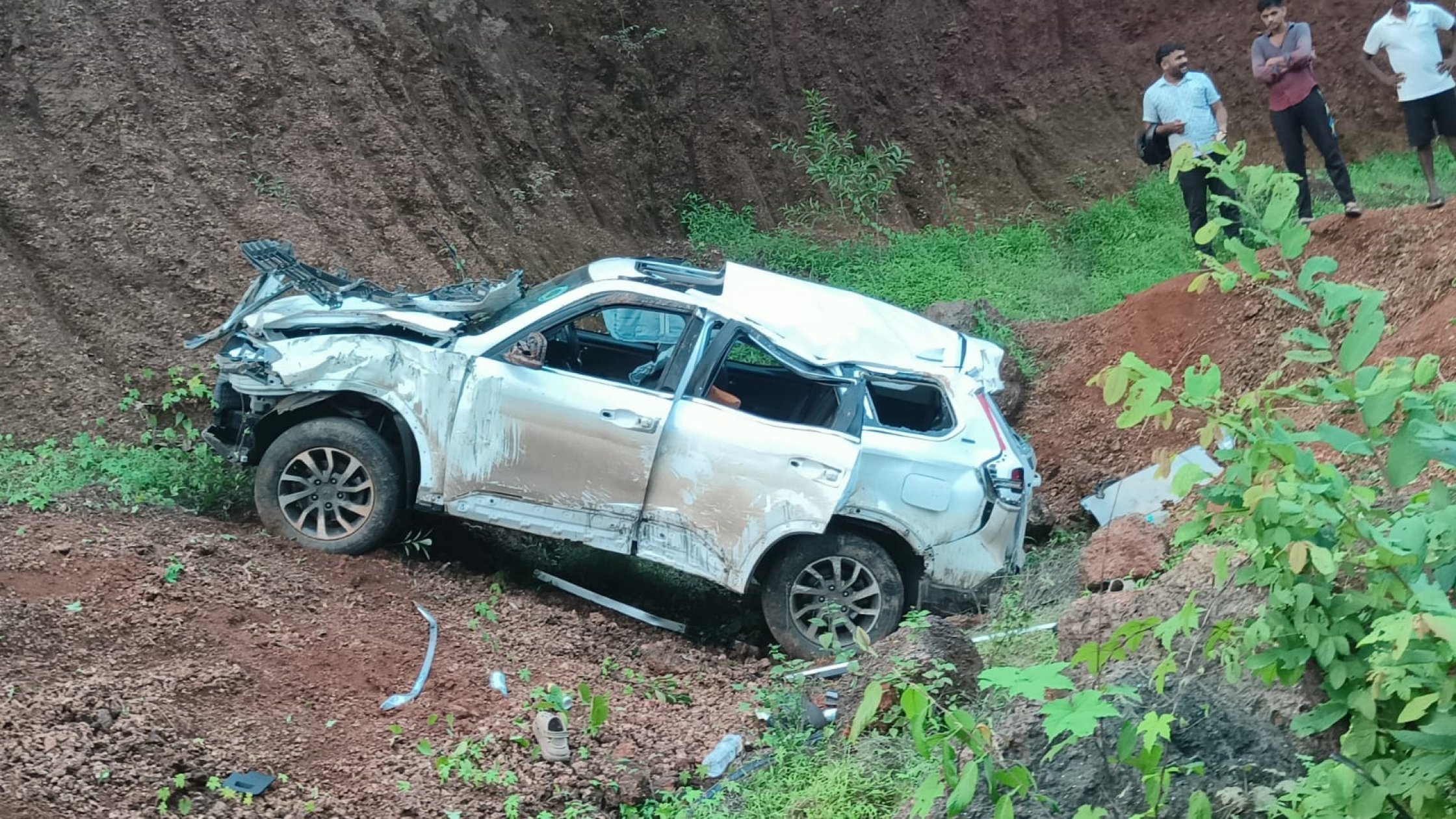 6 injured as car overturns in Pernem