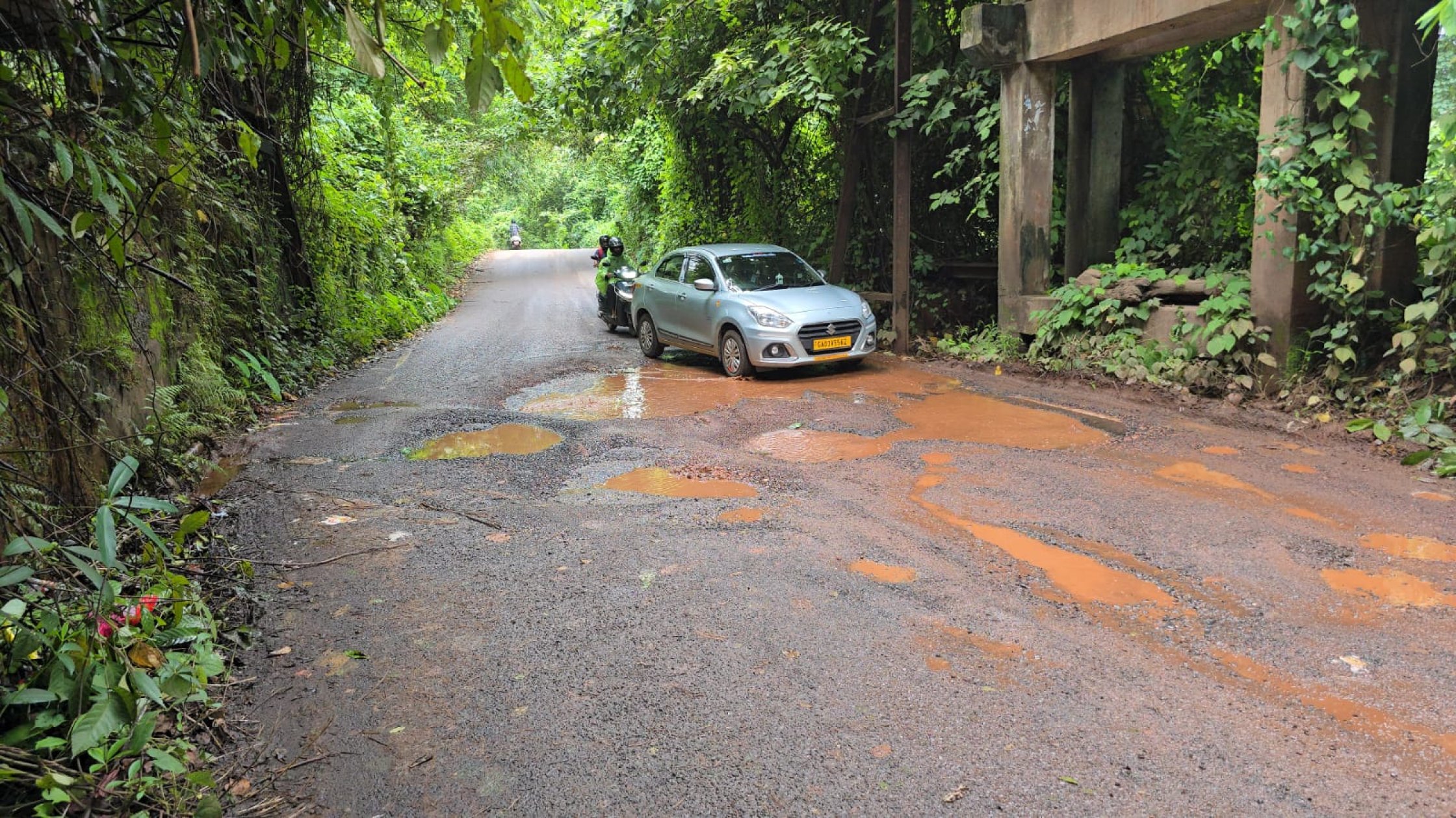 Colvale-Tivim road potholes: WRD points to lack of drainage; PWD to Tillari duct