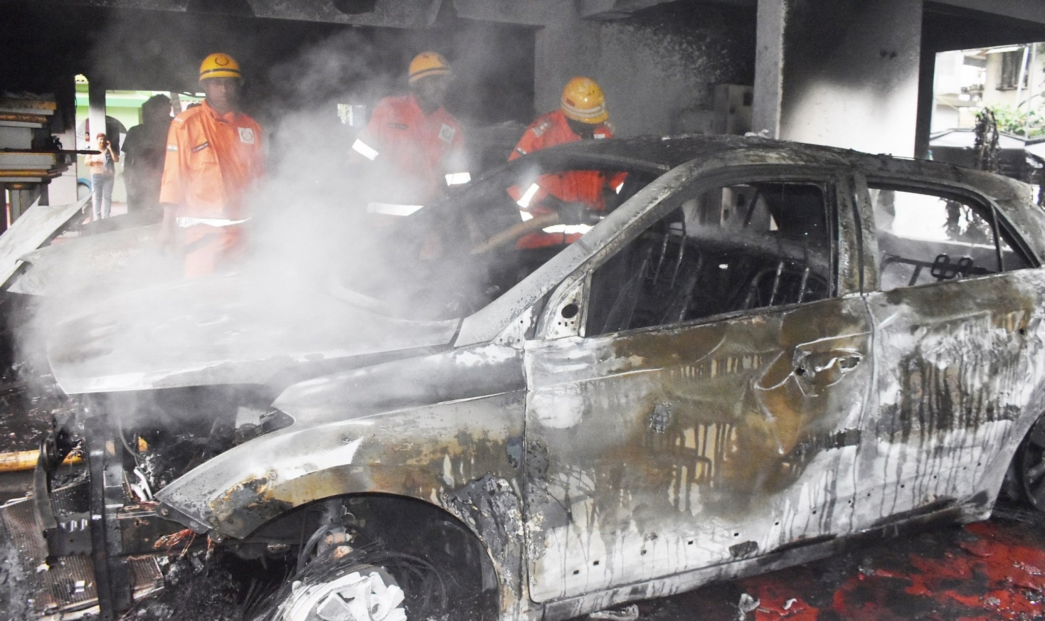 BMW among four vehicles gutted in Navelim bldg...