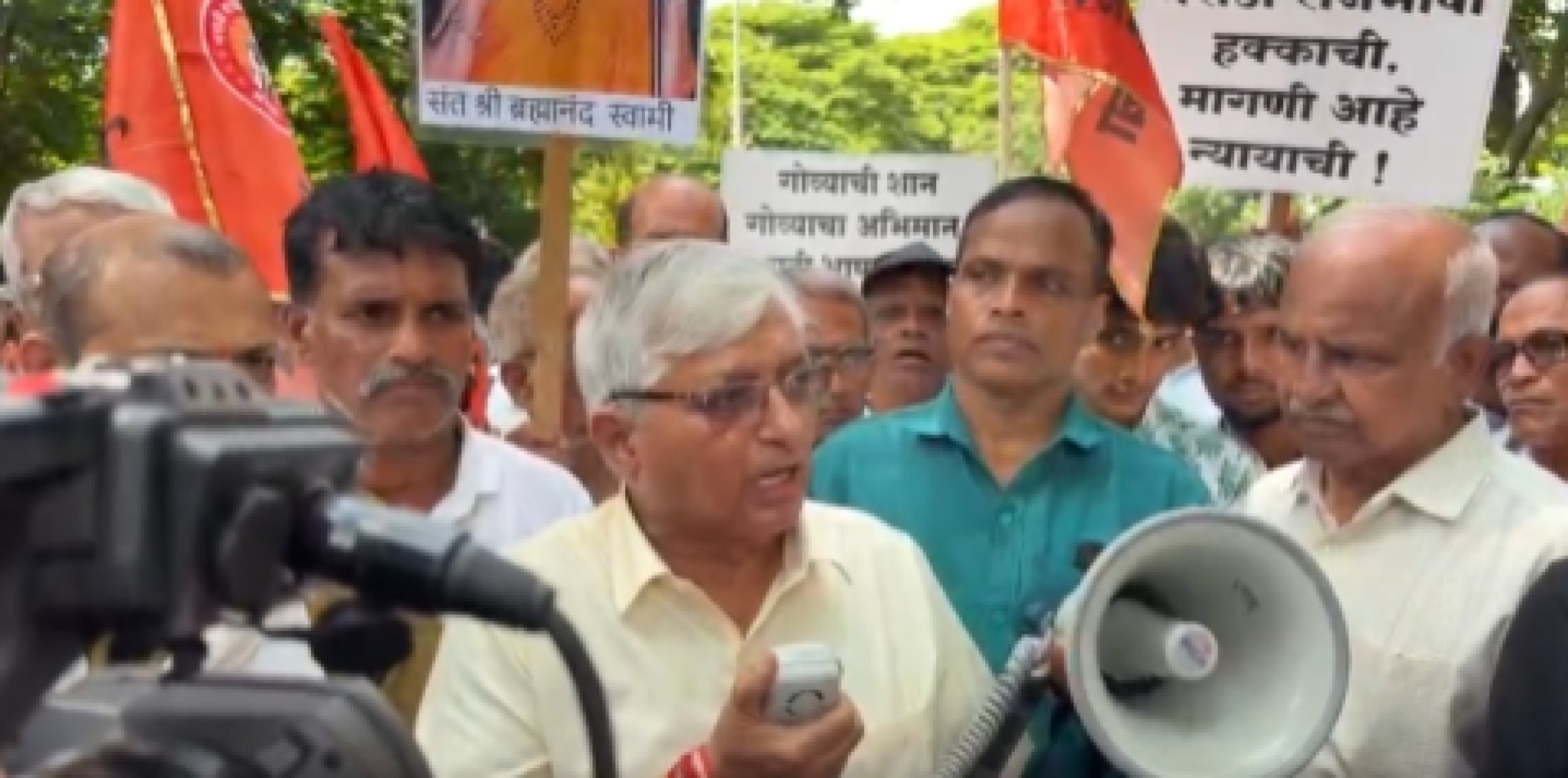 Marathi activists stage sit-in, block old Mandovi Bridge