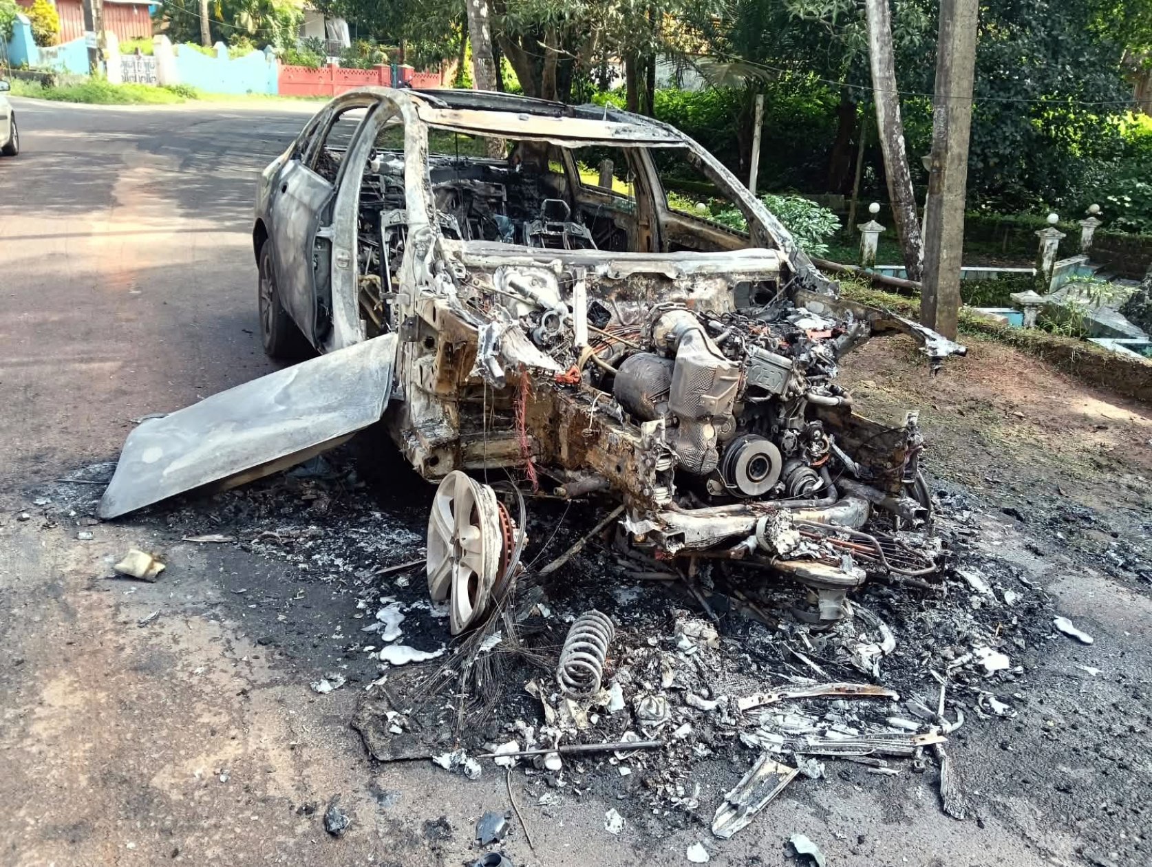 Sancoale horror: Merc drags bike for 2 kms, rid...