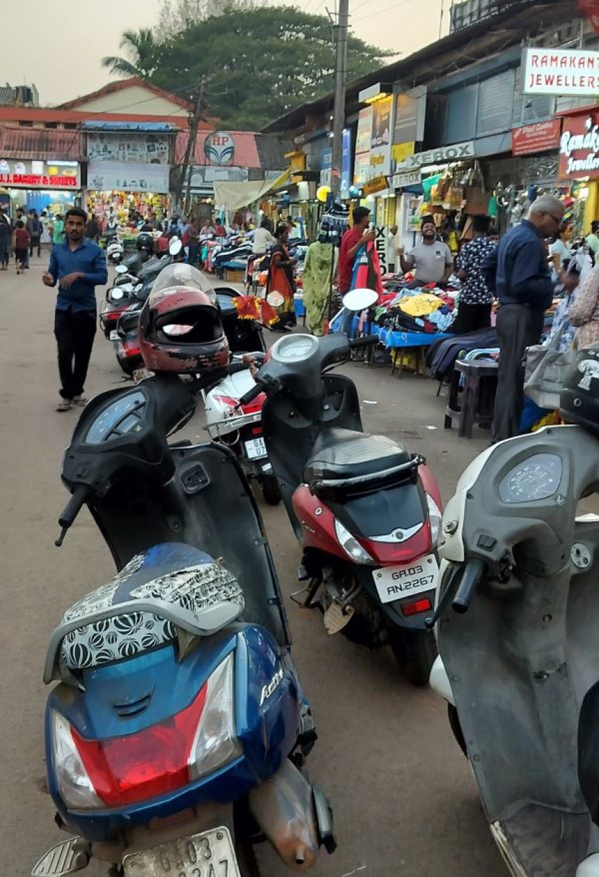 Parking chaos, vendor clutter; Mapusa market cries for order