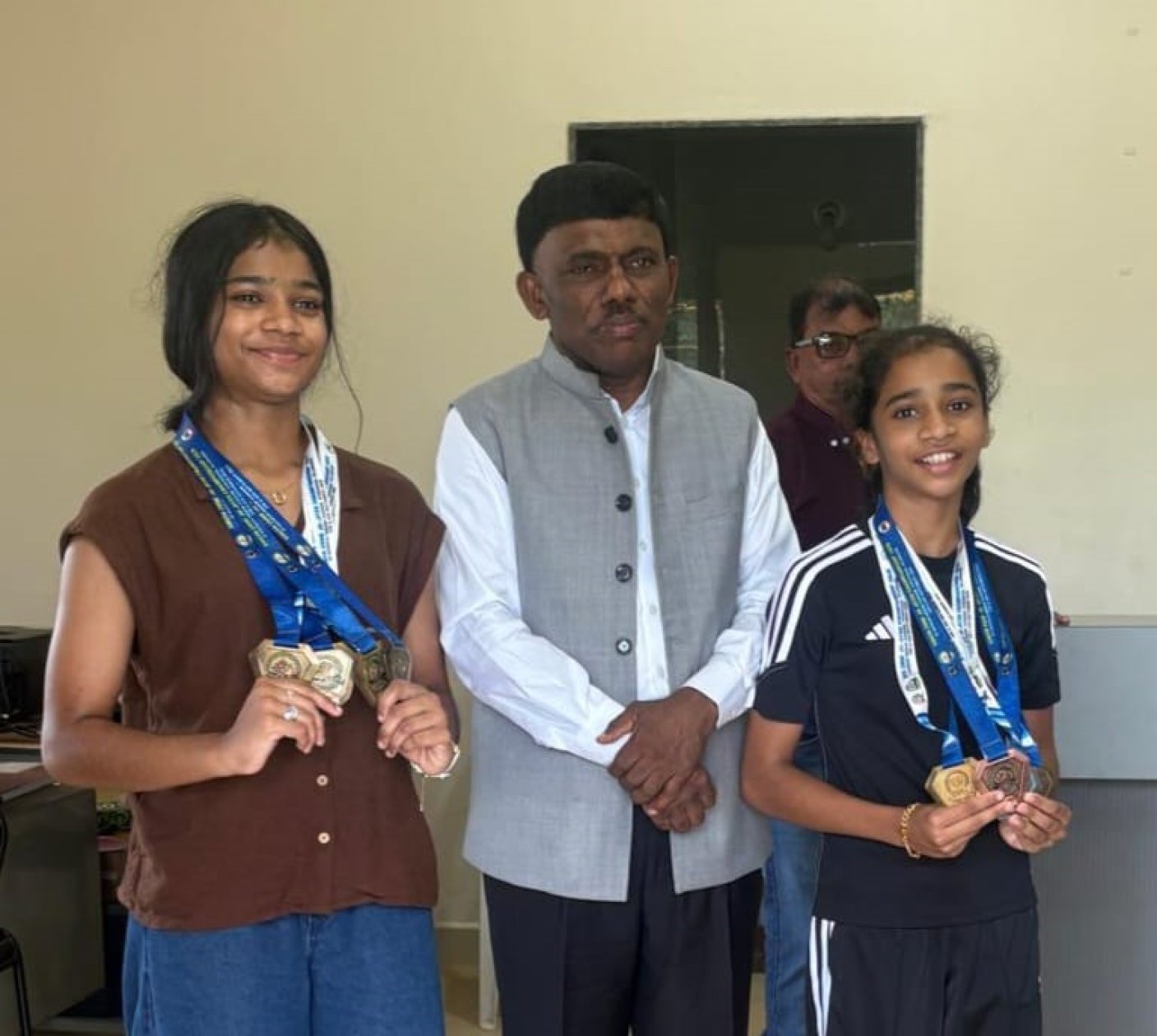 Tawadkar applauds De Sequeira sisters, assures support