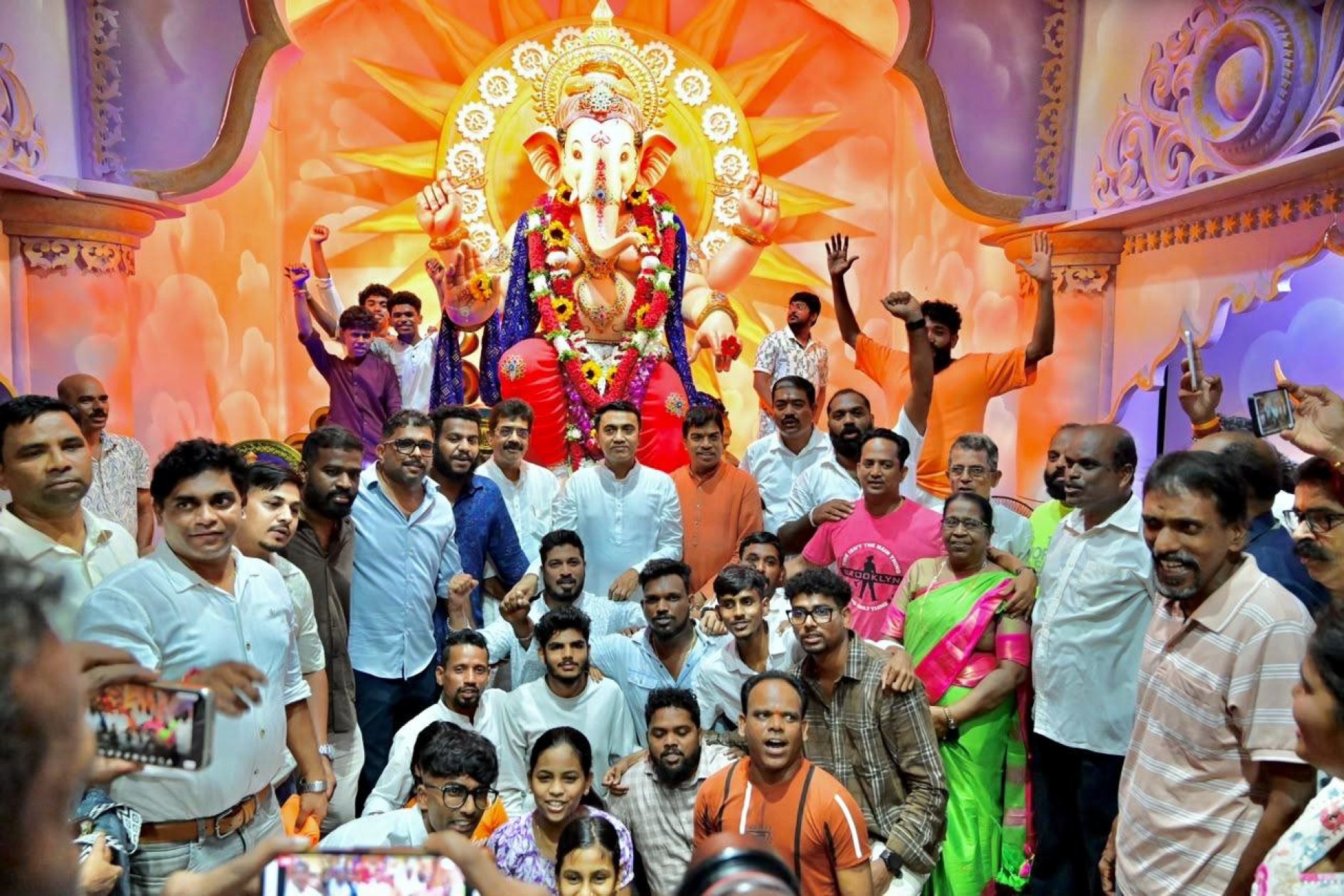 Sawant offers prayers at Murgaocha Raja Ganesh...