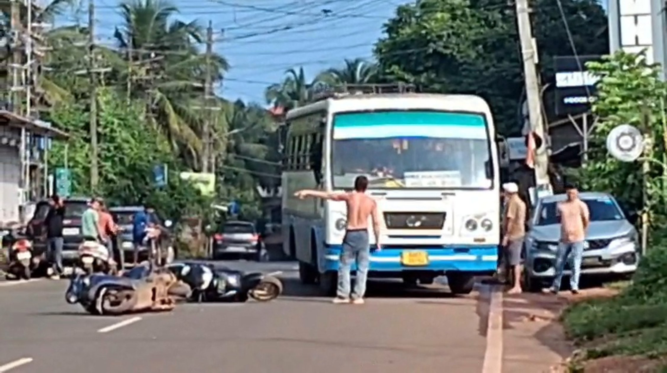 Foreign tourist held for blocking road at Morjim after mishap