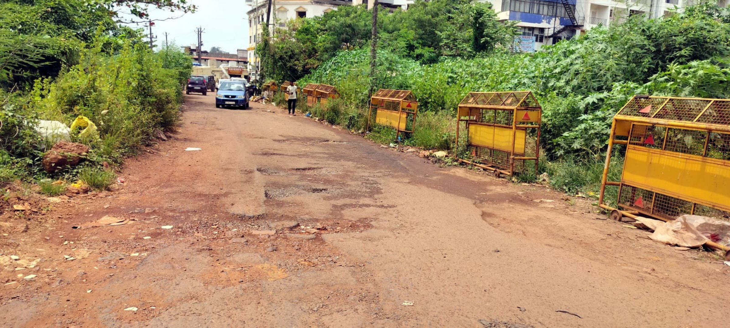 Swanky office, shabby welcome: Battered road and garbage greet visitors to Bardez sub-registrar’s office