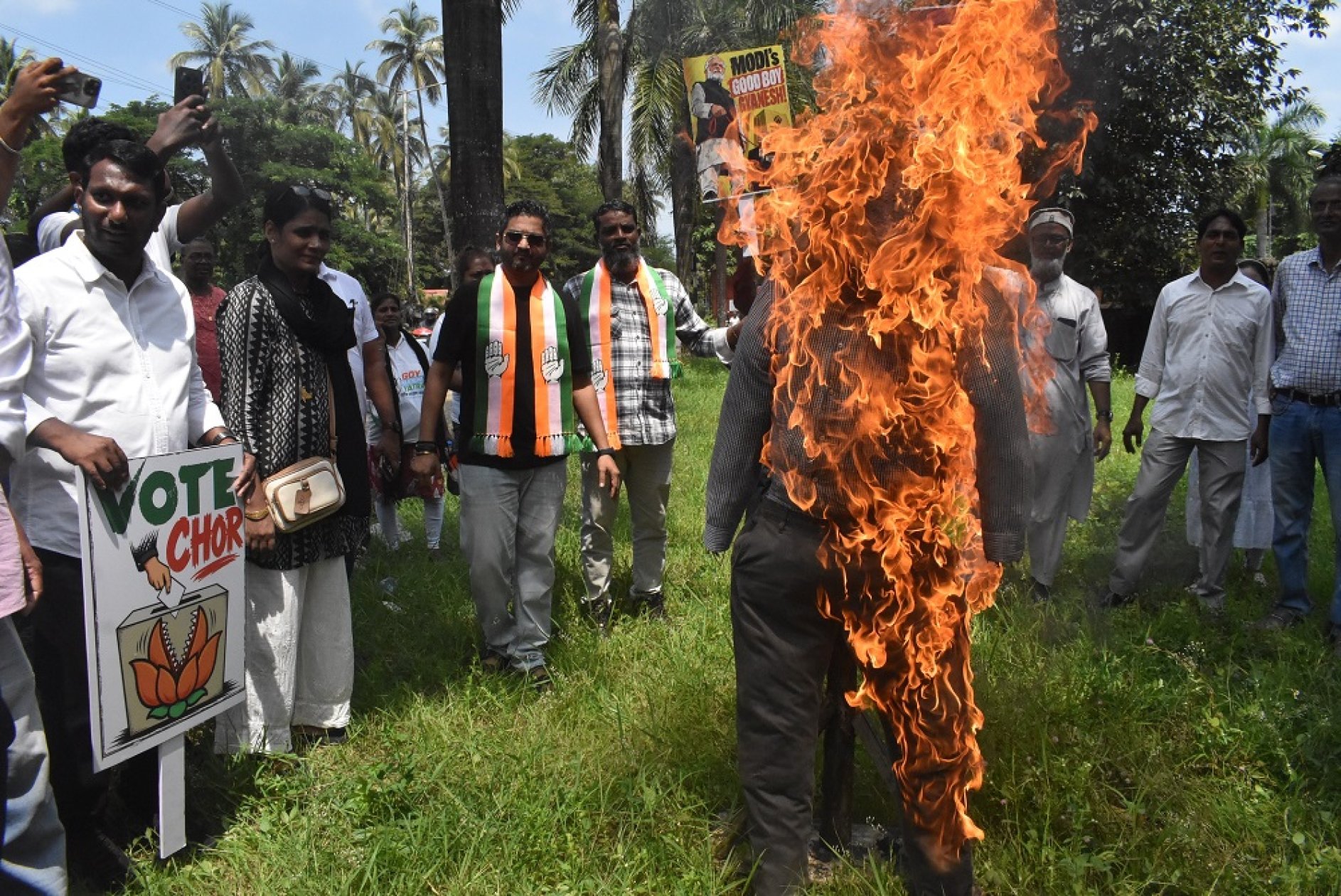 Congress ups ante, burns CEC’s effigy