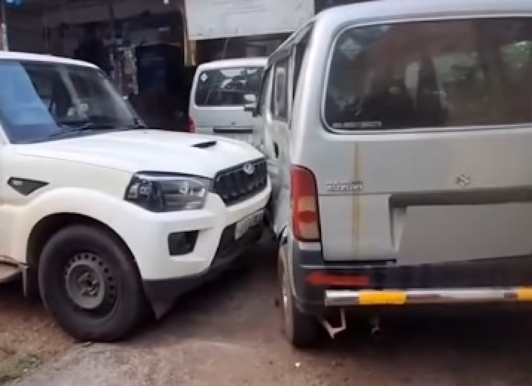 Police Scorpio crashes into parked van near Curchorem