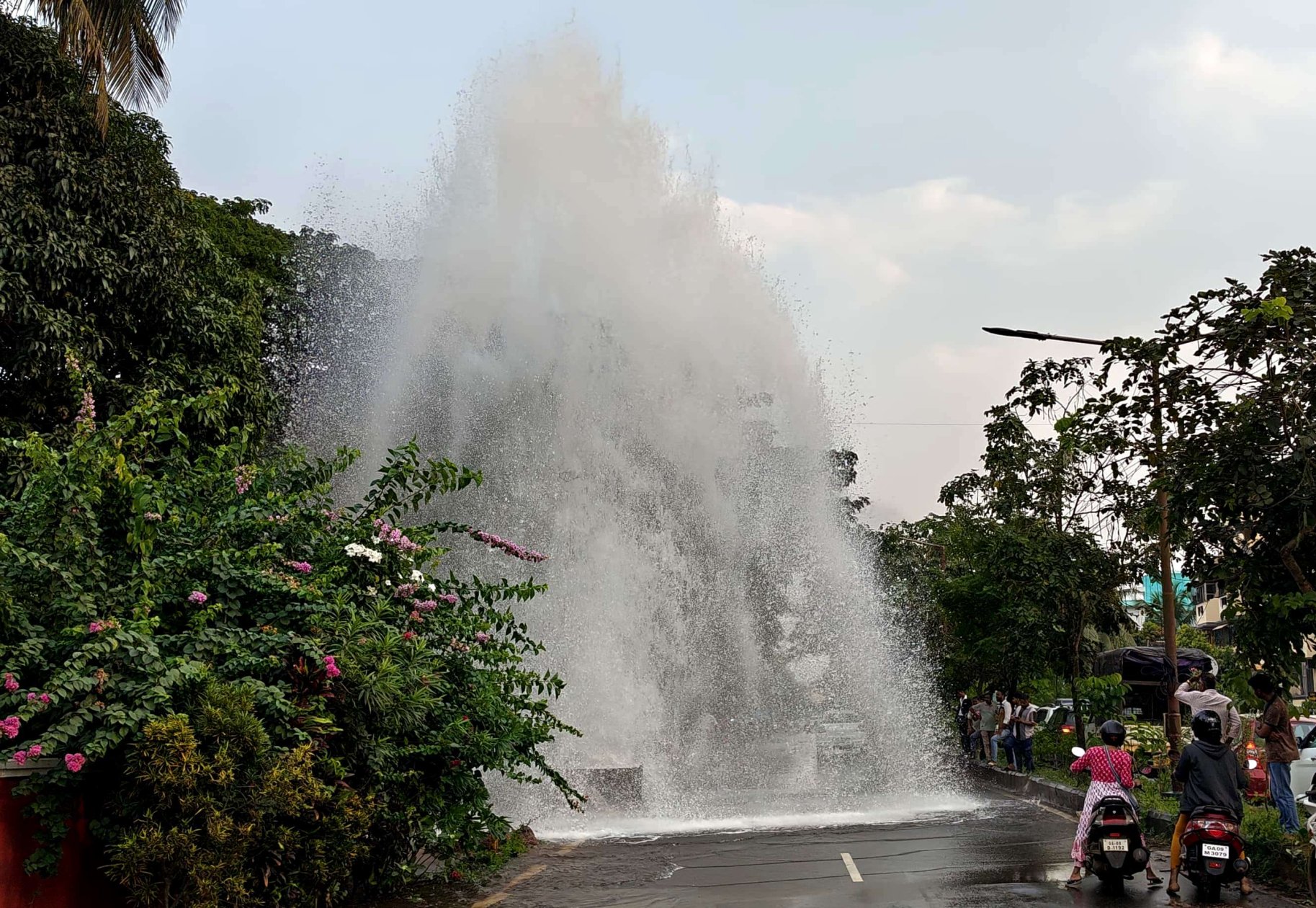 Selaulim pipeline bursts at Arlem, floods Eastern Bypass