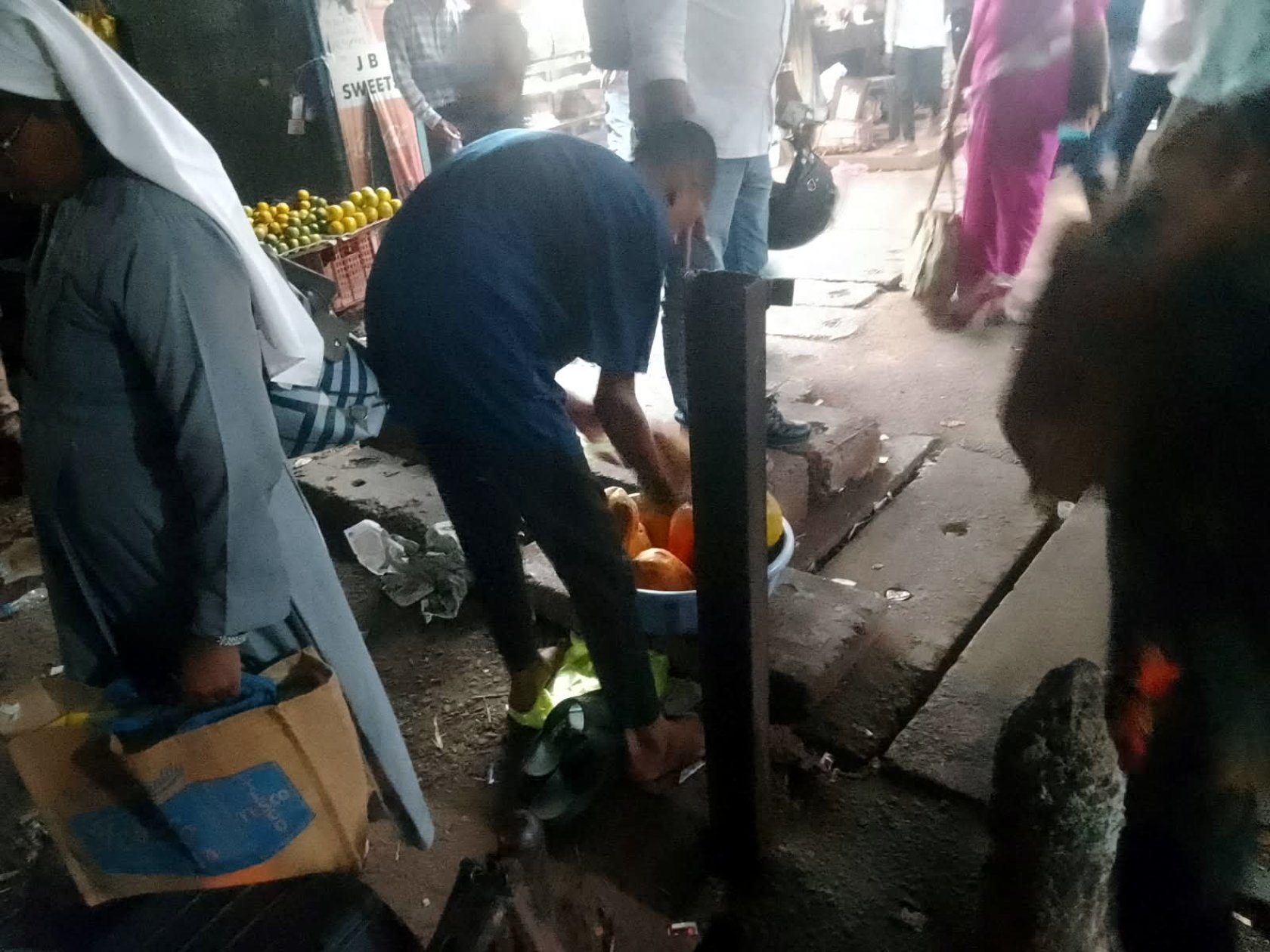 Mapusa market merchants turn up heat on civic body