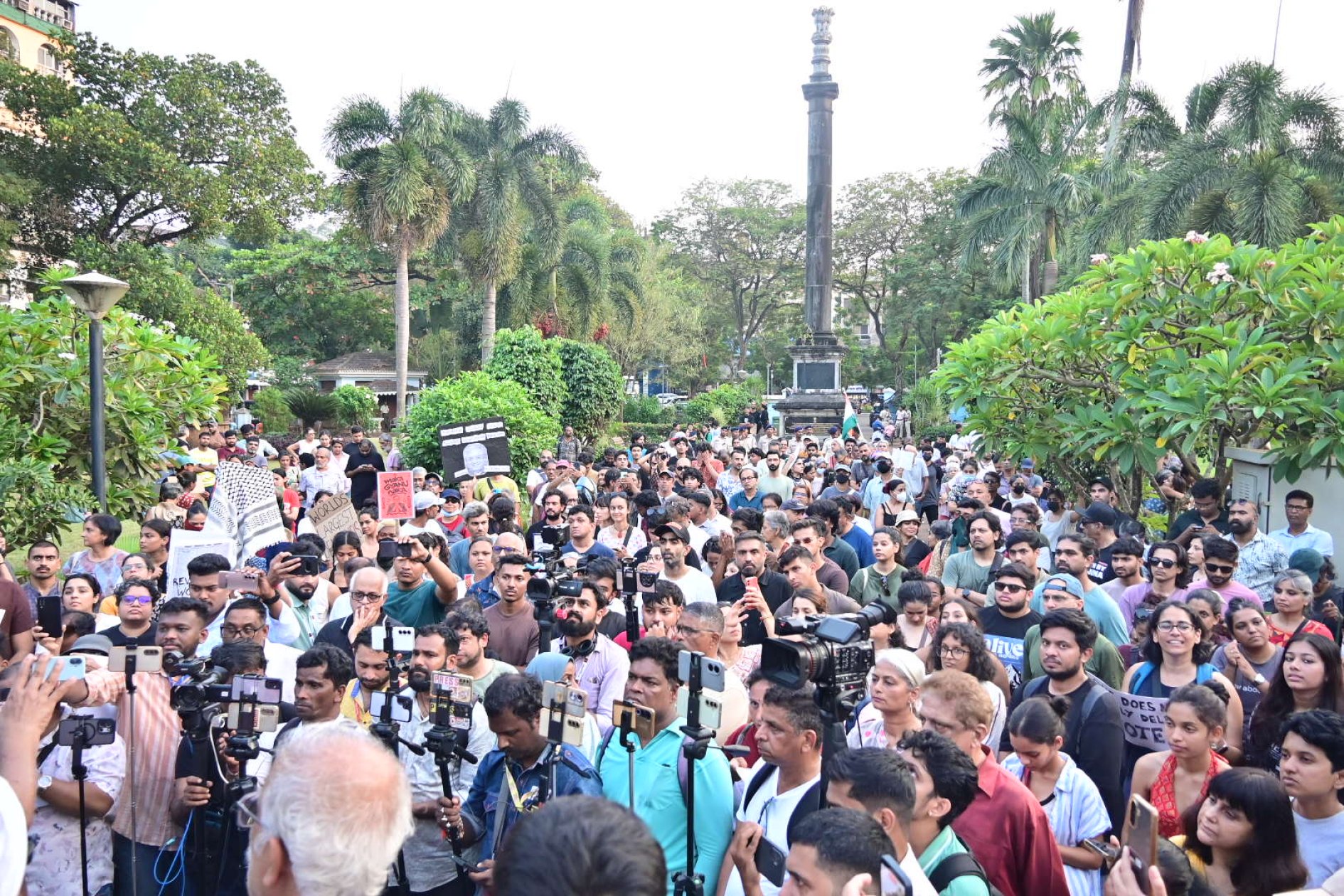 High drama at Azad Maidan, police thwart CJP's protest