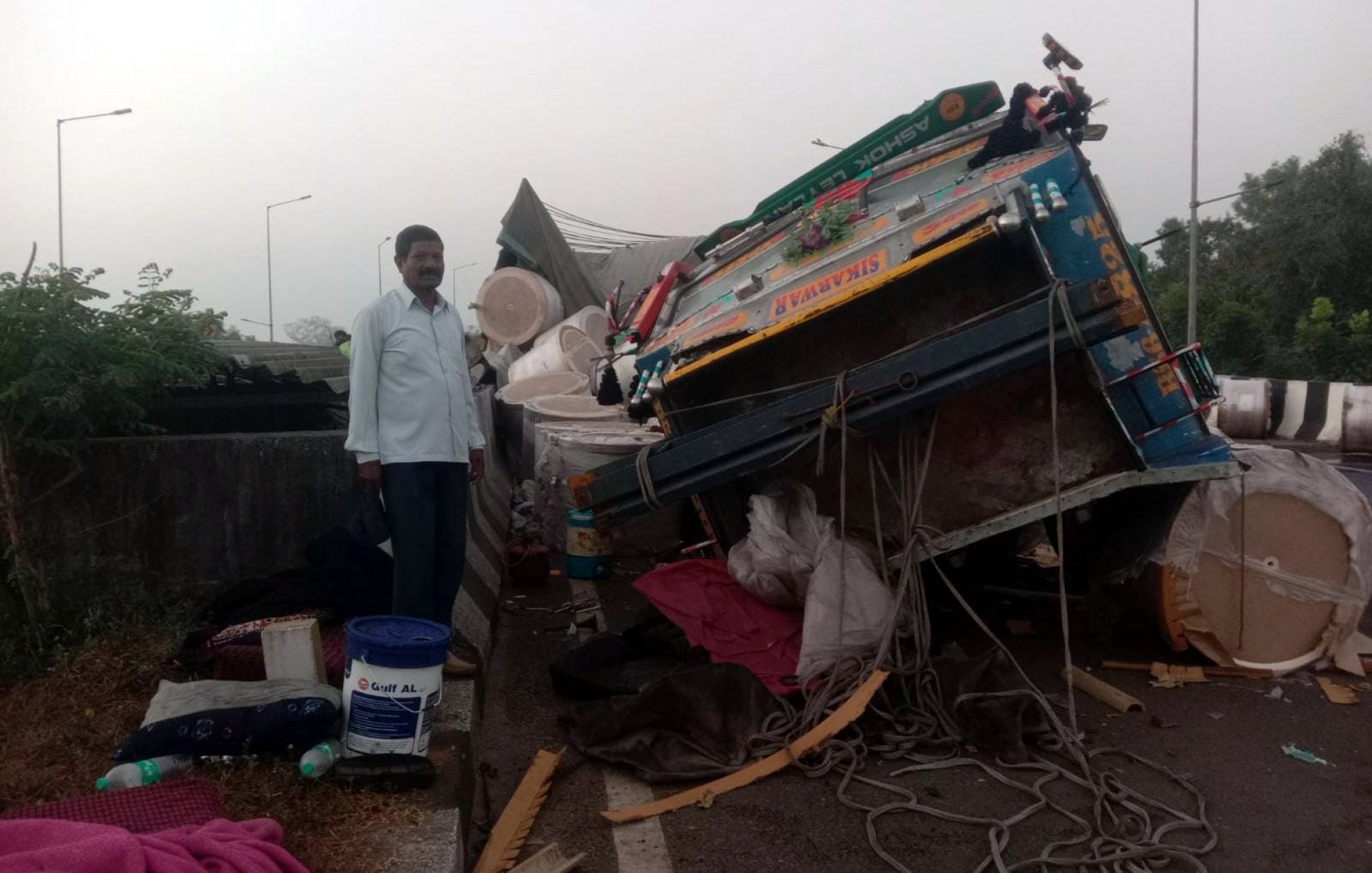 Truck splits into two after crashing into bridg...
