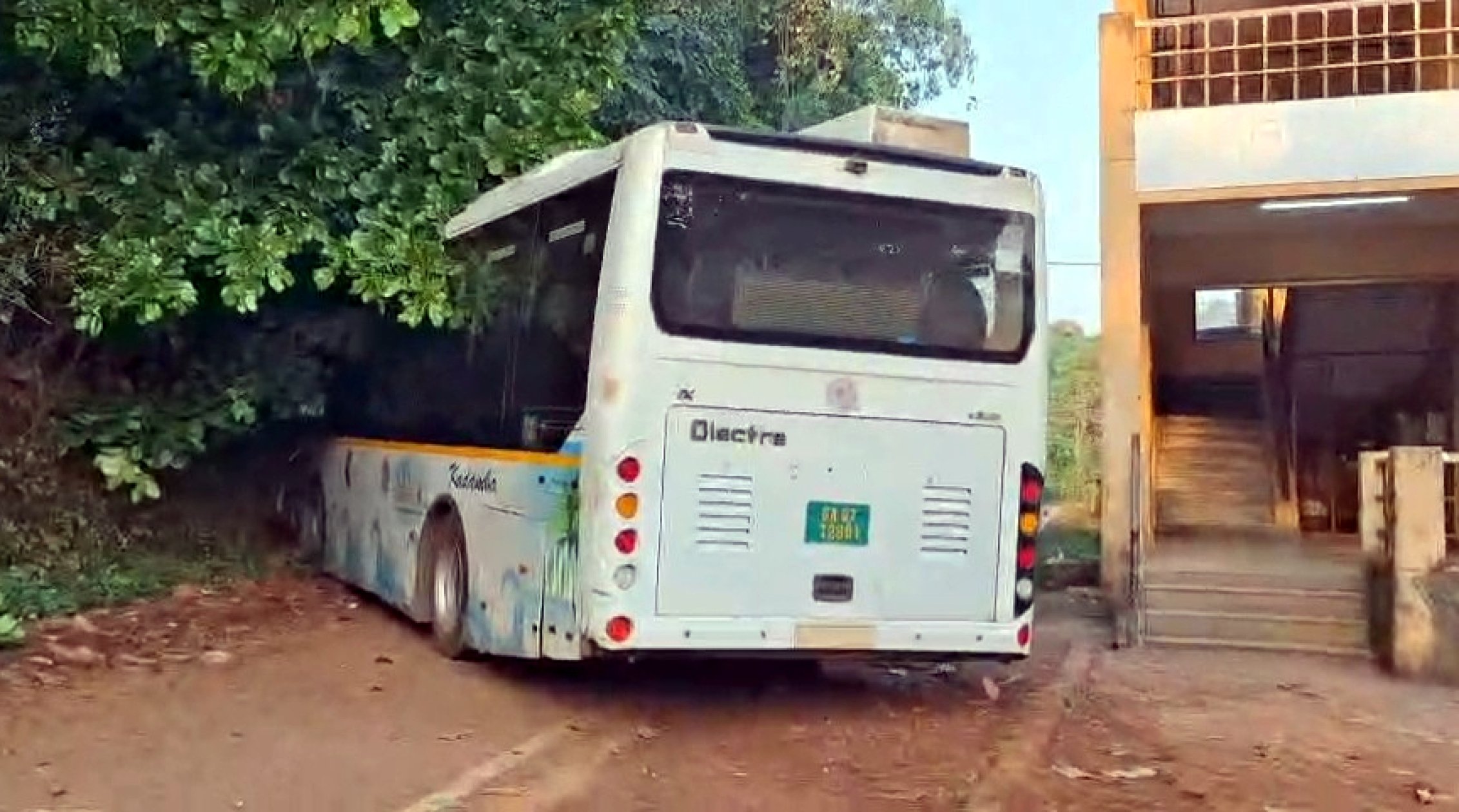 Driver injured as KTC bus hits tree outside Mandrem panchayat
