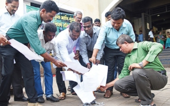 Samiti burns copies of tenancy bill