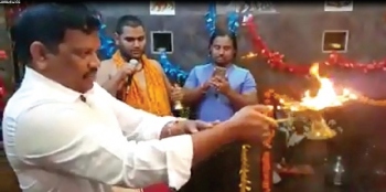 Video showing Lobo performing aarthi evokes mixed reactions