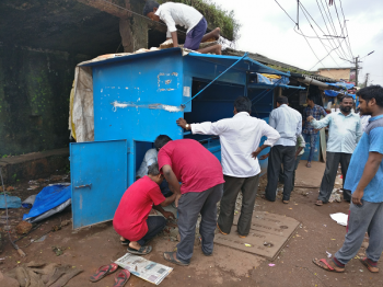 Sancoale village panchayat removes illegal handcarts from Zuarinagar