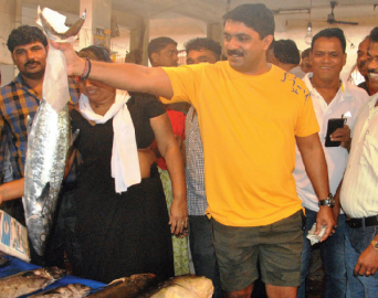 Vijai coughs up Rsâ€‰10,000 on fish, but mum on subsidy