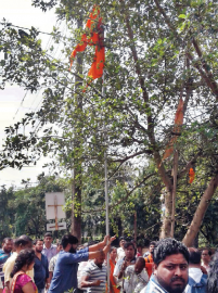 Hundreds reinstall Bhagwa Flag at Brahman Ghumti