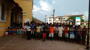 Mapusa Municipal workers stage sit-in in MMC boycott work