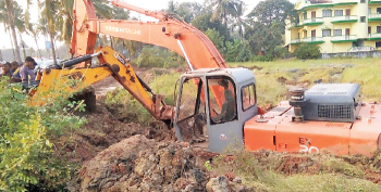 Excavator gets stuck in mud, ruptures power and water line; Candolim, Calangute suffer