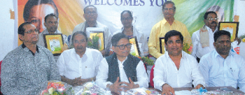 Senior Cong leaders join forces to ridicule BJP
