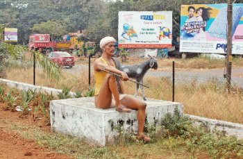 Khaunte decries bottles strewn by side of service road in Porvorim