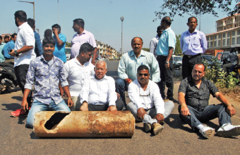 Infuriated Luizinho protests against frequent damage to water pipeline