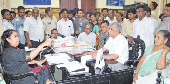 Uproar in MMC as CO refuses audience with Gandhi market vendors over shed issue