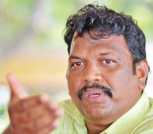 Will take up taxi issues with govt, assures Lobo