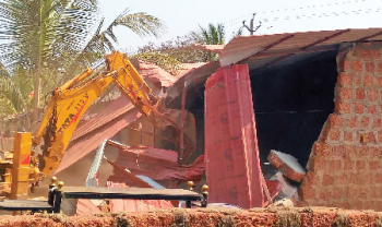 20 illegal structures razed at Pedamoll-Quepem