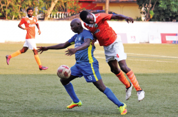 10-man Sporting retain top spot